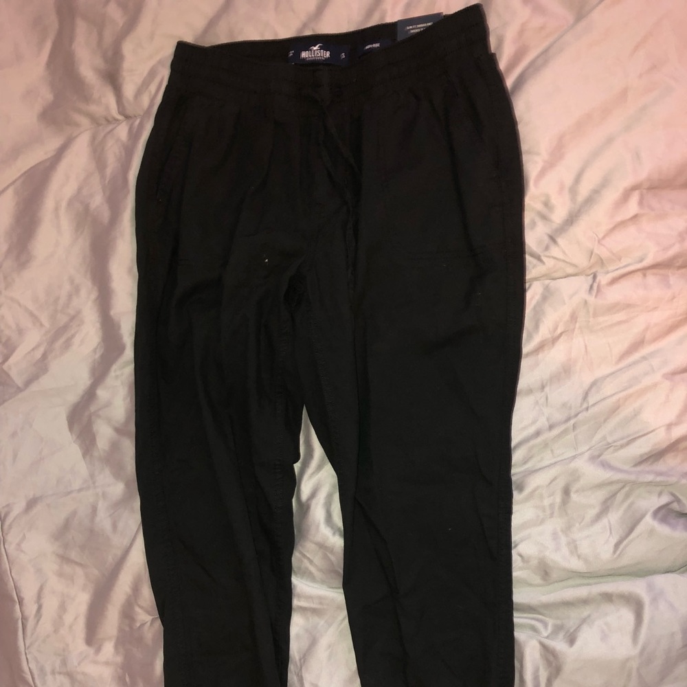 black high rise joggers from Hollister! 🖤